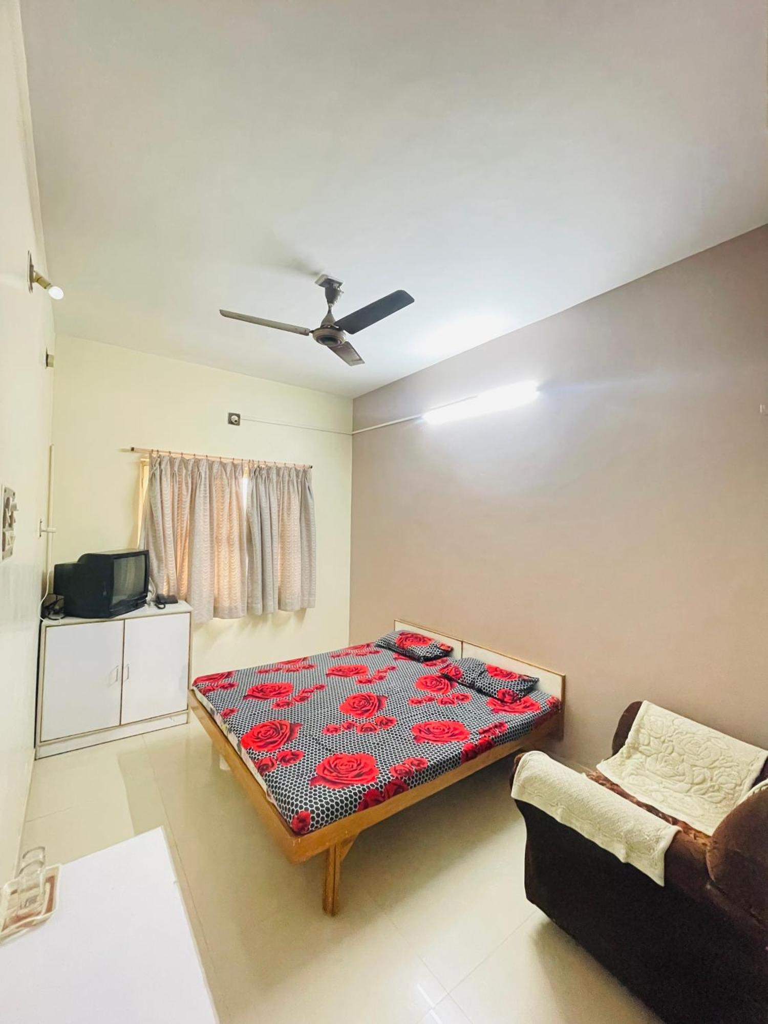 Hotel Rajdhani And Guest House Gujarat - Best Family Hotel In Halol Near Pavagadh And Halol Gidc Bilik gambar